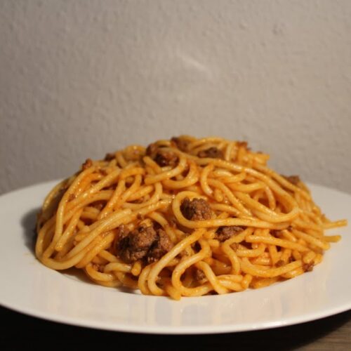 Espaguetis con carne picada y tomate triturado