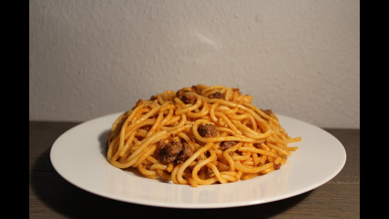 Espaguetis con carne picada y tomate triturado